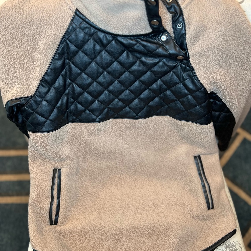 Abercrombie & Fitch Black and Tan Quilted Sweatshirt - Picture 4 of 9